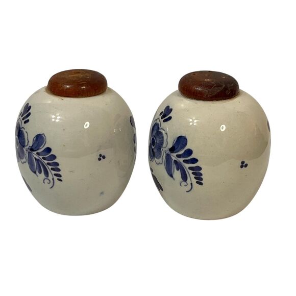 Vintage Delft Blue Salt & Pepper Shakers Holland Netherlands Flower Wood Top 2.5 - Picture 3 of 10